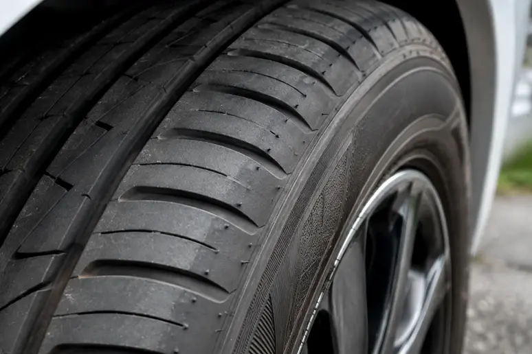 Gros plan sur la bande de roulement et le flanc d'un pneu hankook montrant les sculptures.