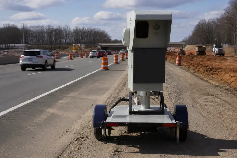 Radar de chantier autonome installé en bord de route pour le contrôle de la vitesse.