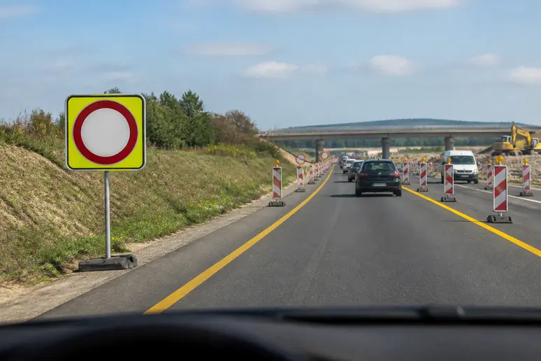 Panneaux de signalisation temporaire annonçant un contrôle radar en zone de travaux.